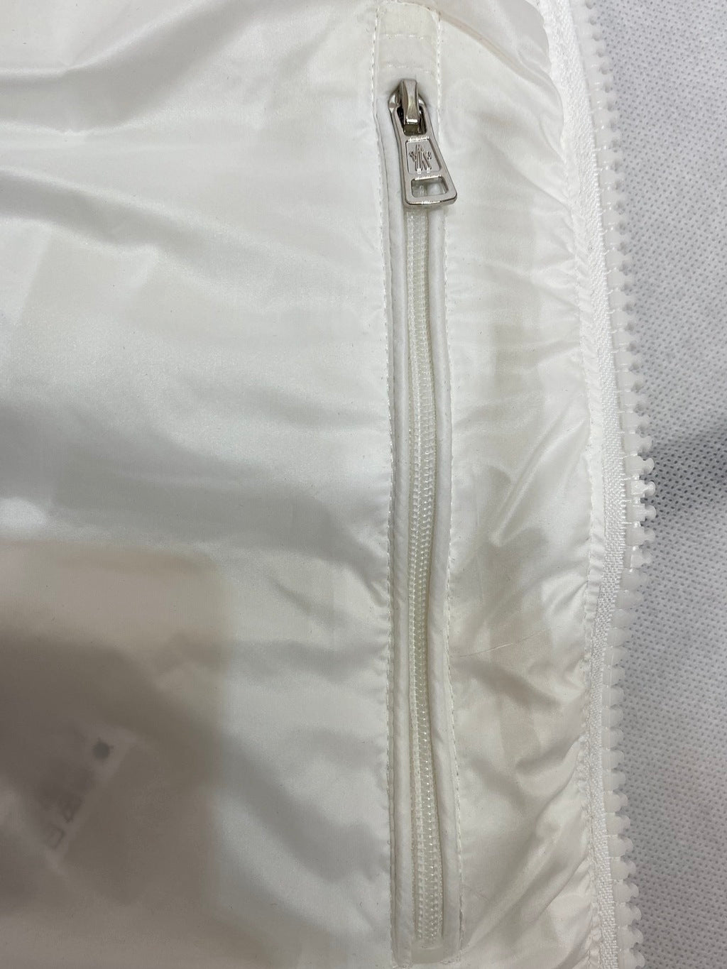 Colete Acolchoado Branco com Detalhes Pretos