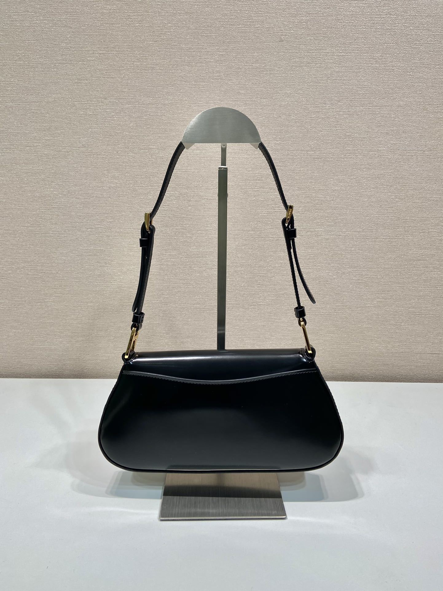 Bolsa Satchel Couro Estruturada Placa Triangular Frontal