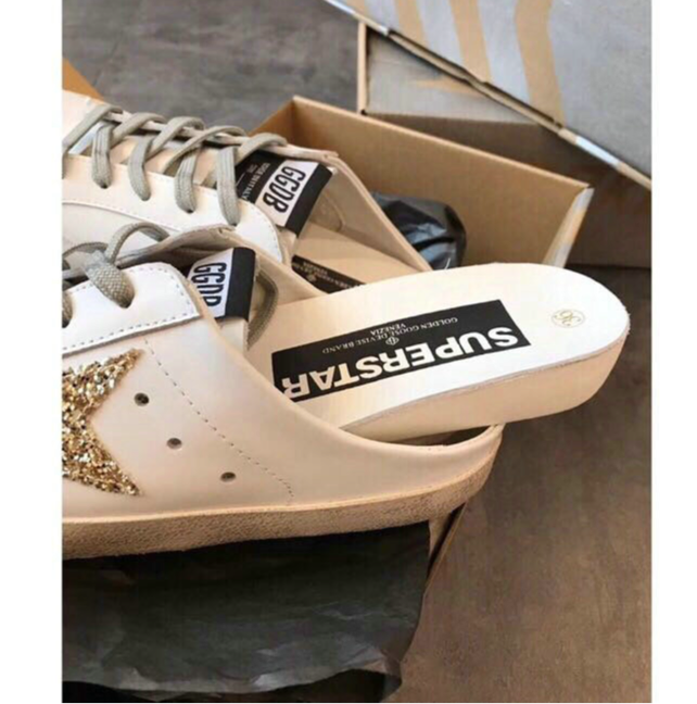 Tênis Slip On Couro Branco Estrela Aplicada Dourada
