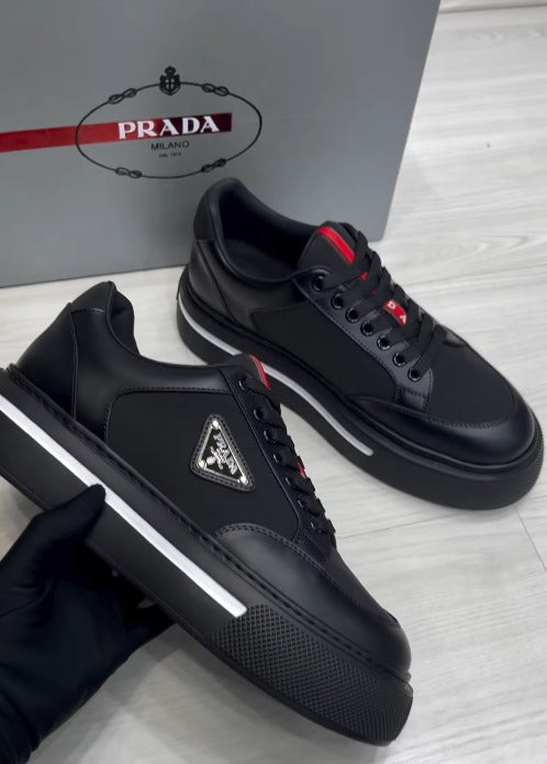 Tênis Couro Preto Detalhe Vermelho