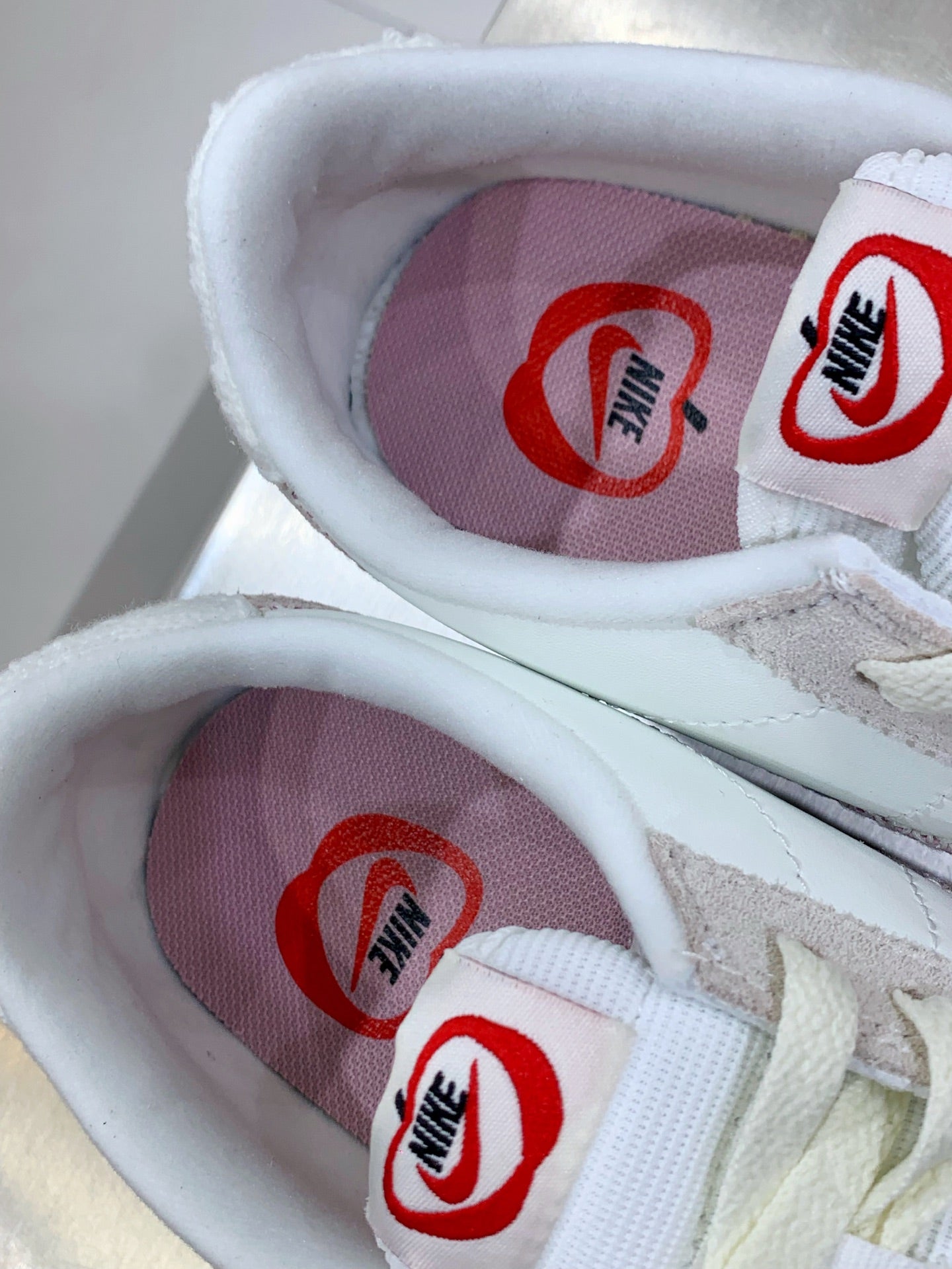 Tênis Couro Casual Branco Detalhe Vermelho Temático