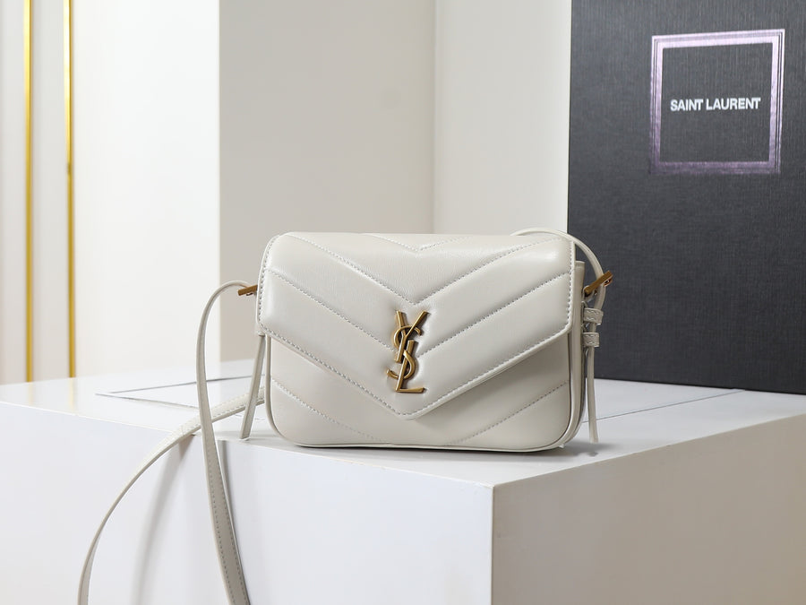 Bolsa crossbody LOULOU toy em couro em MATELASSÉ