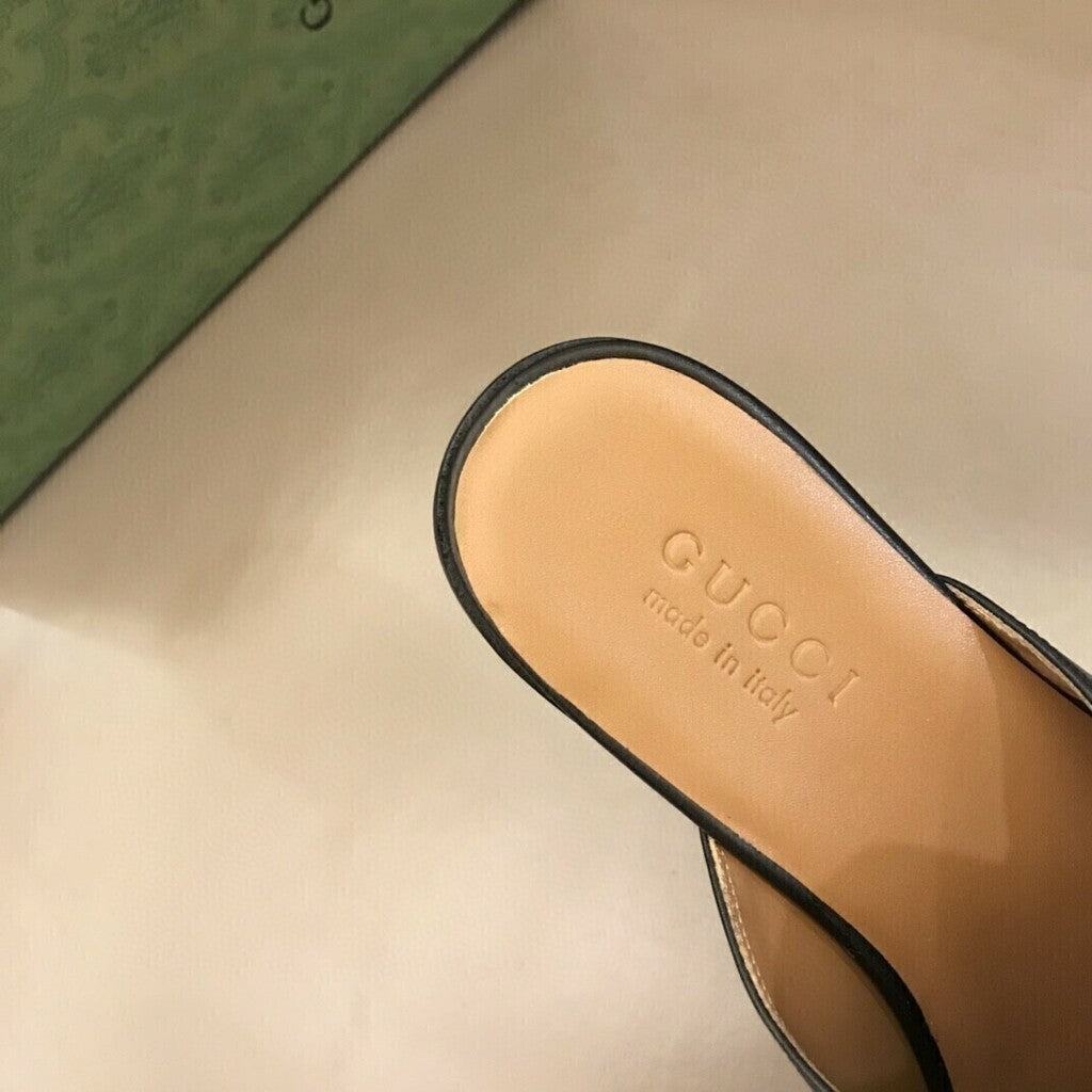 Mocassim Couro Padrão Letras Entrelaçadas Marrom