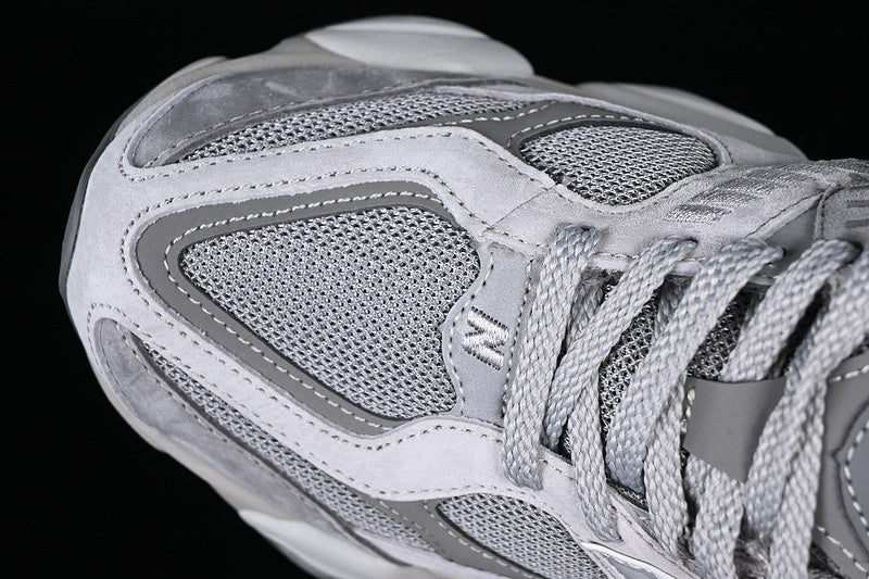 Tênis Runner Cinza Chumbo Detalhes Contrastantes