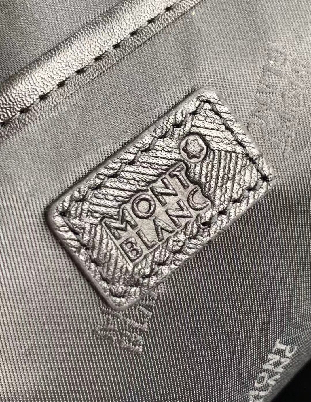 Mochila Nylon Preta com Detalhe Frontal Minimalista