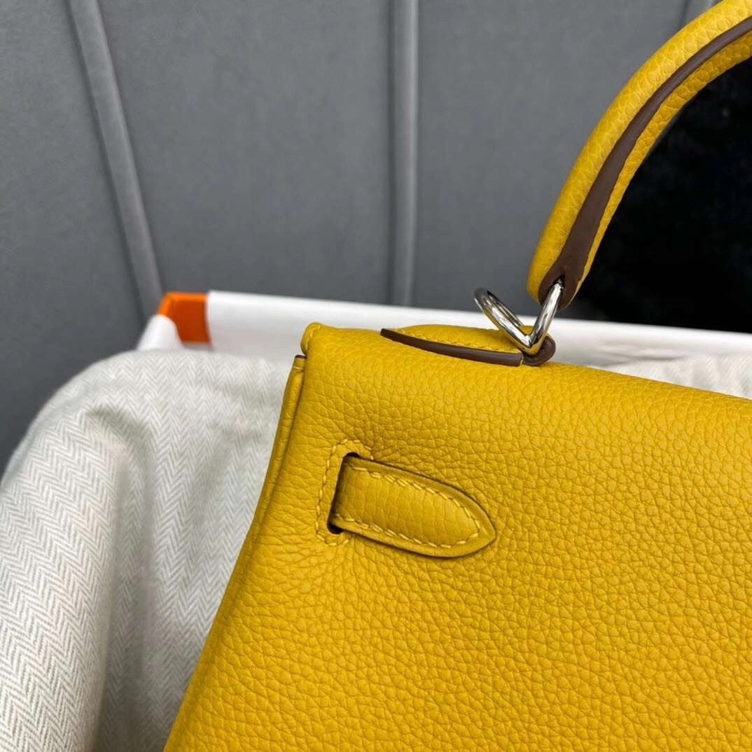 Bolsa Satchel Couro Estruturada com Fecho Frontal