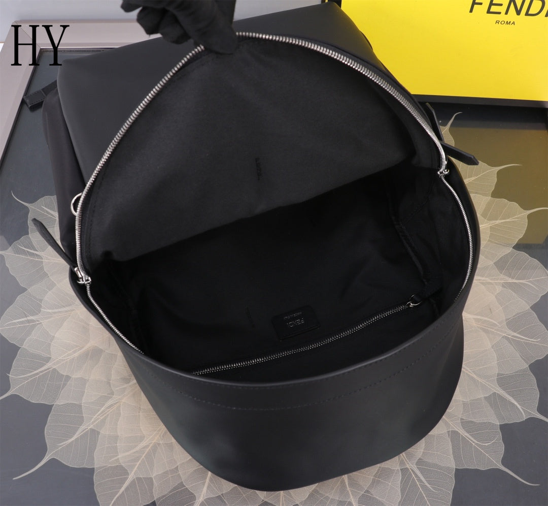 Mochila Nylon Preta Com Aplicações de Rosto