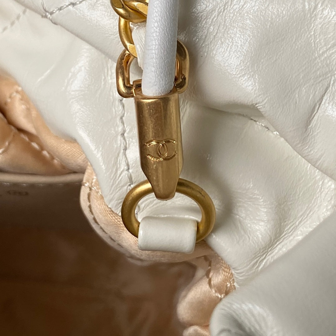 Bolsa Couro Vitelo Branco com Detalhe Dourado e Placa Frontal
