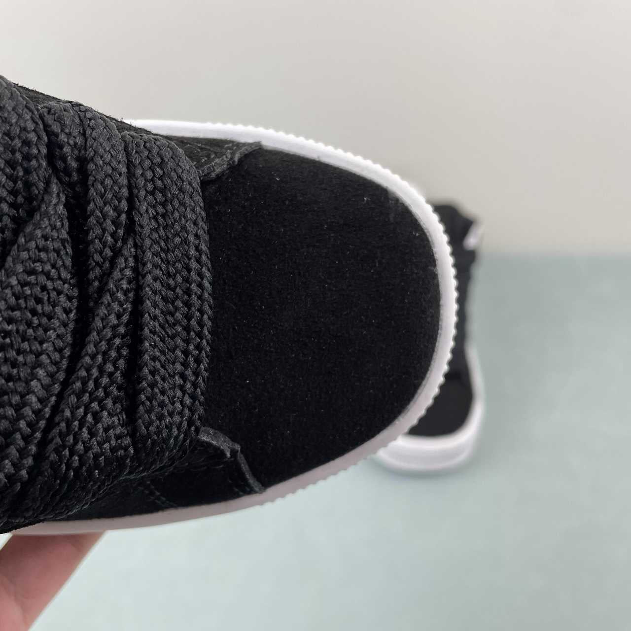 Tênis Camurça Preto Detalhe Branco