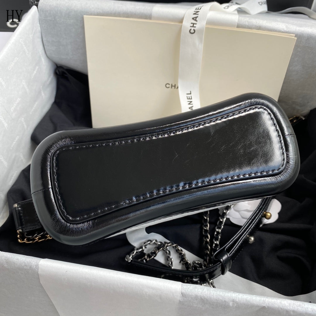 Bolsa Hobo Couro Bicolor Preto e Branco Tamanho P