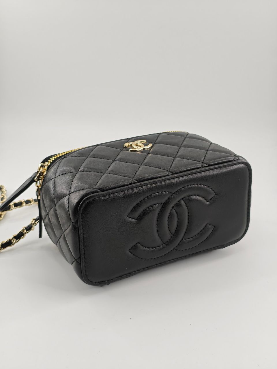 Bolsa Acolchoada Couro Preto Detalhe Dourado