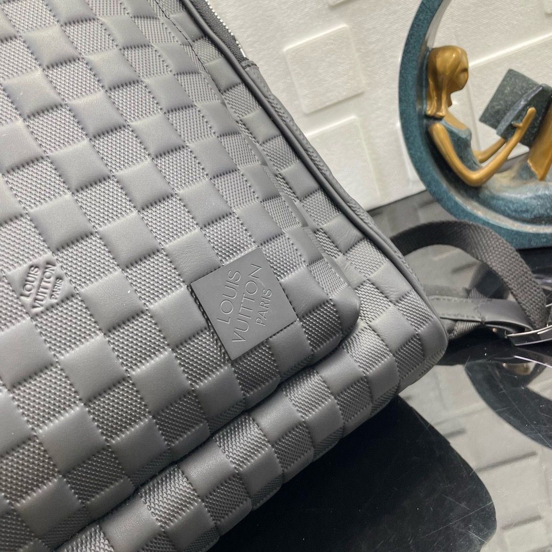 Mochila Couro Padrão Quadriculado Marrom