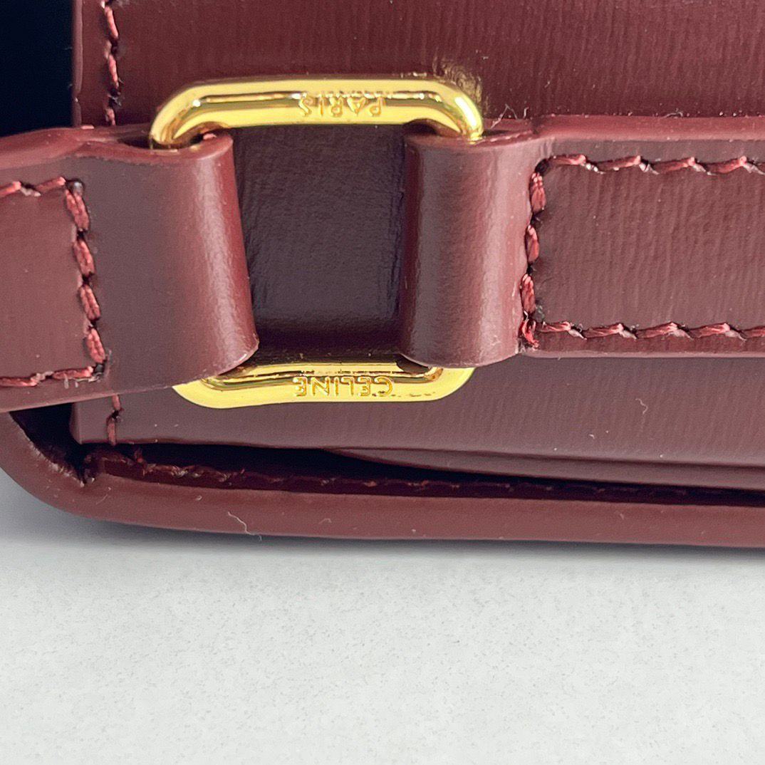 Bolsa Satchel Couro Vinho Placa Frontal Dourada