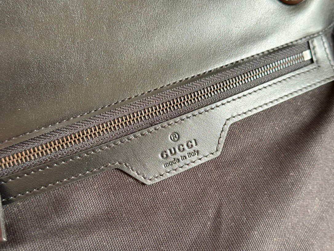 Bolsa Pequena Couro Preto Letras Entrelaçadas Small