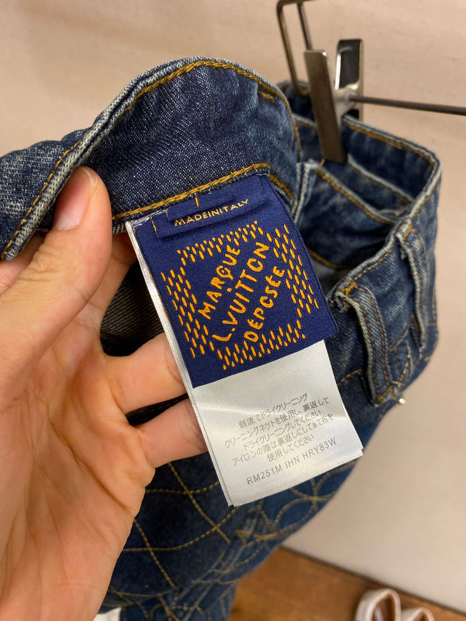 Short Jeans Padrão Monograma Geométrico Azul