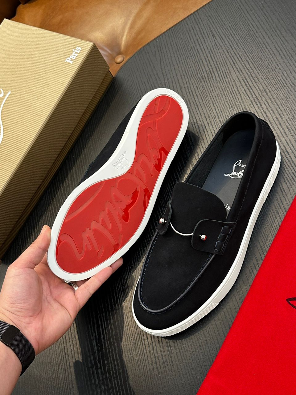 Tênis Couro Preto Solado Vermelho Contraste