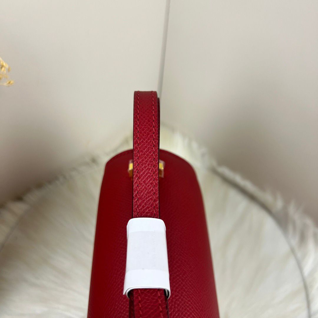 Bolsa Estruturada Couro Aba Frontal com Fecho H Dourado