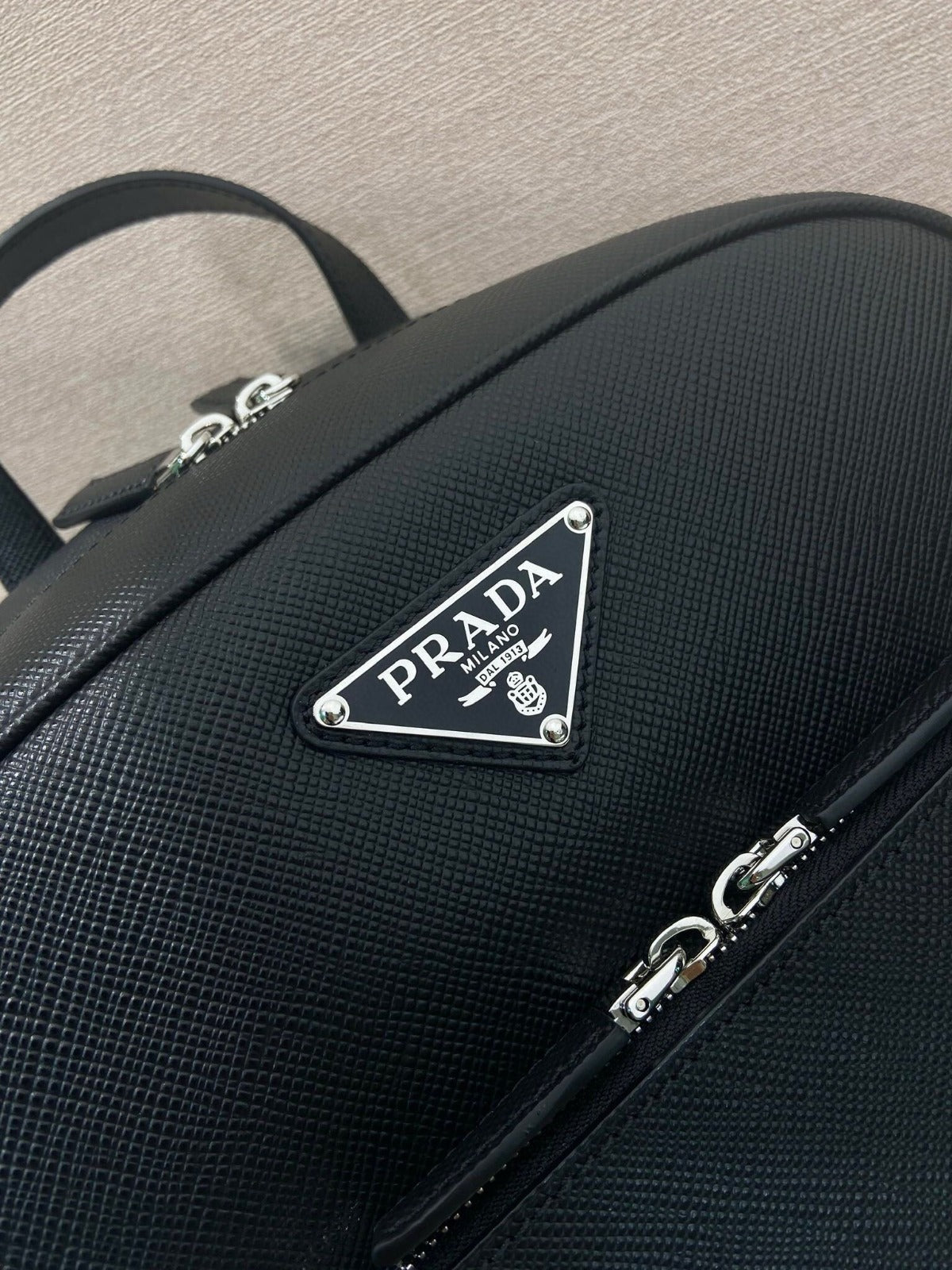 Mochila Couro Preto com Placa Triangular