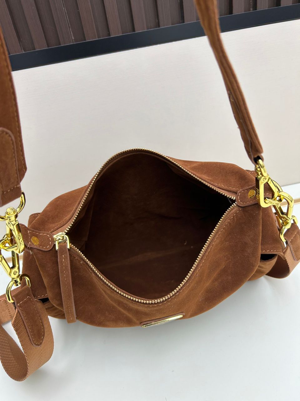 Bolsa Satchel Camurça Marrom Placa Triangular