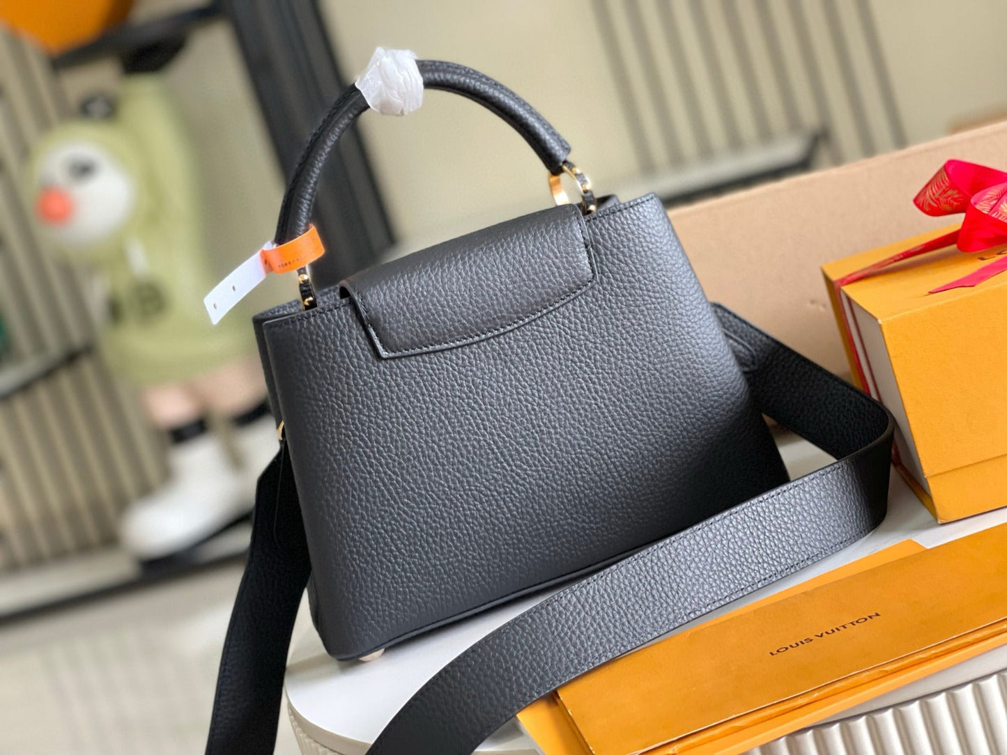 Bolsa Satchel Couro Preto com Fechamento Elegante Tamanho Pequeno