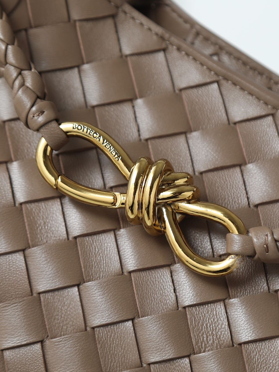 Bolsa Estruturada Couro Intrecciato Pequena
