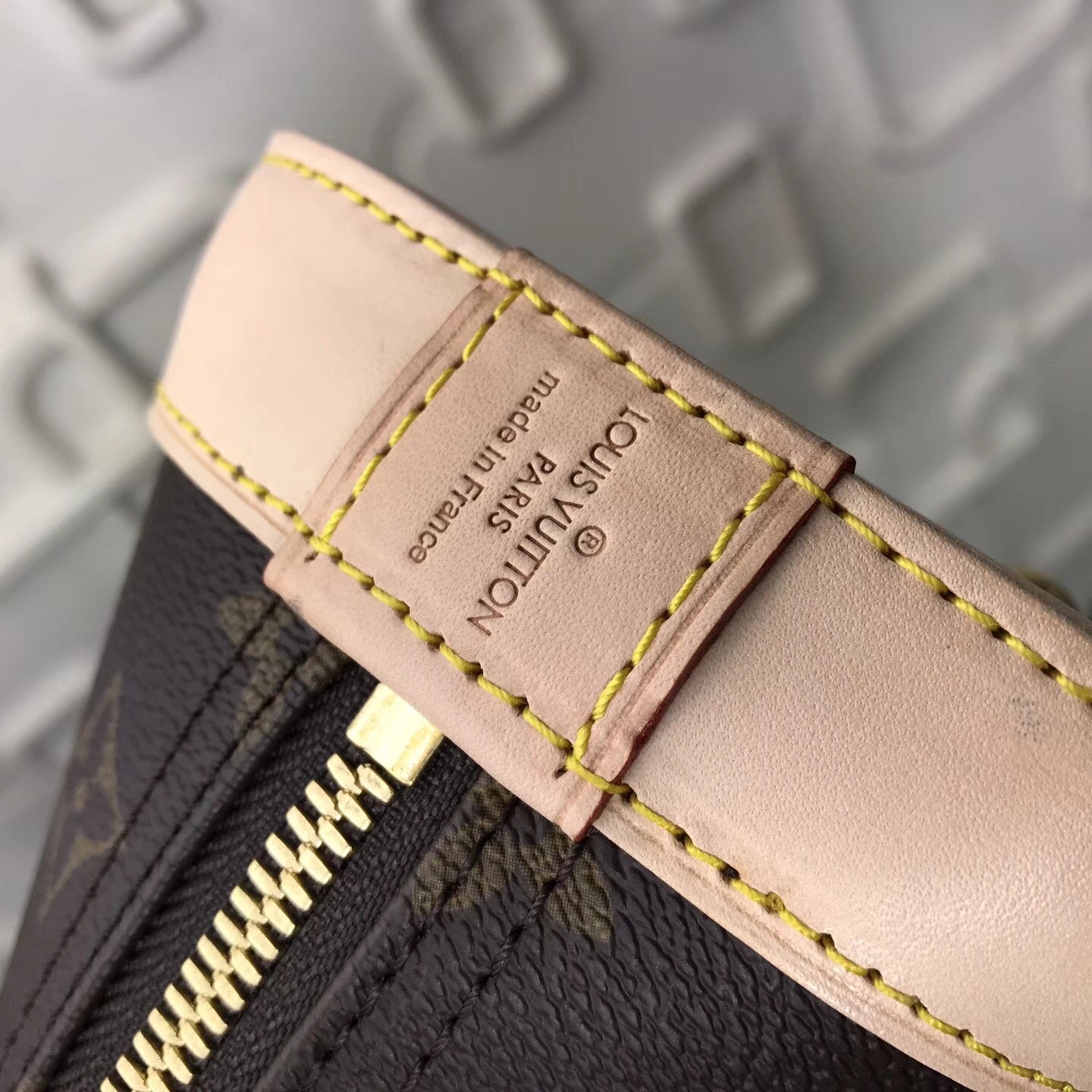 Bolsa Satchel Couro Padrão Monograma Geométrico Marrom Pequena
