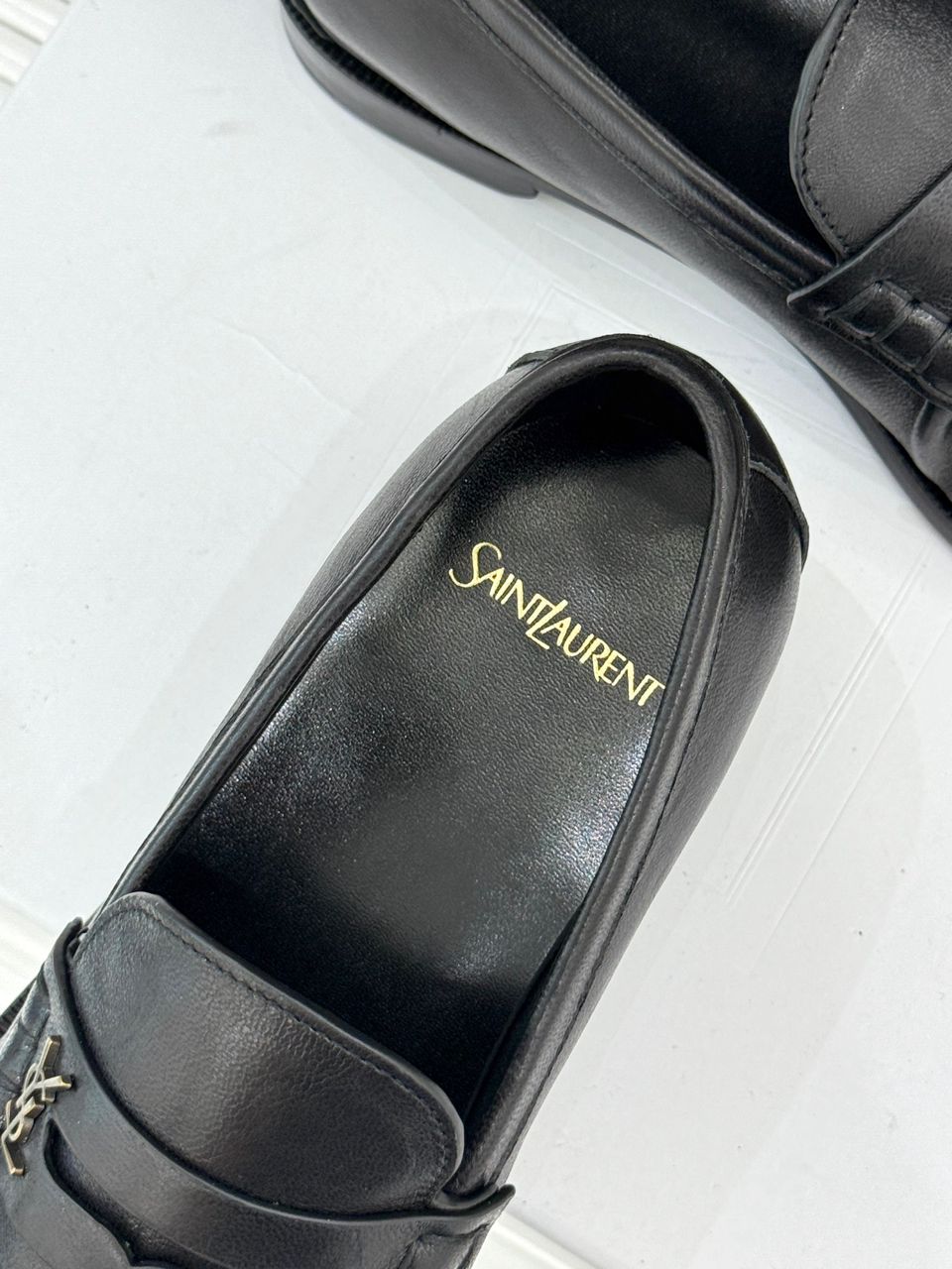 Mocassim Couro Preto Tira Frontal Dourada