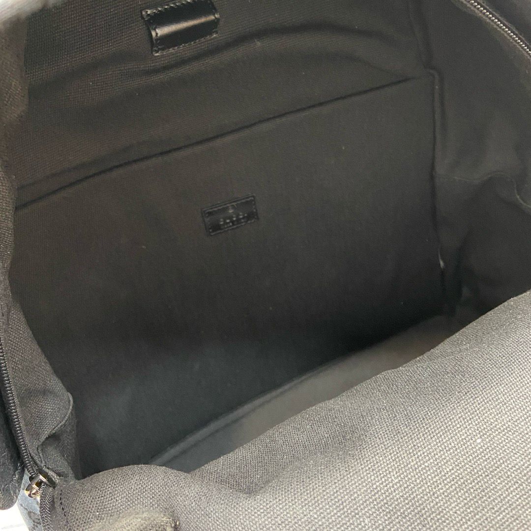 Mochila Média Couro Padrão Letras Entrelaçadas Marrom
