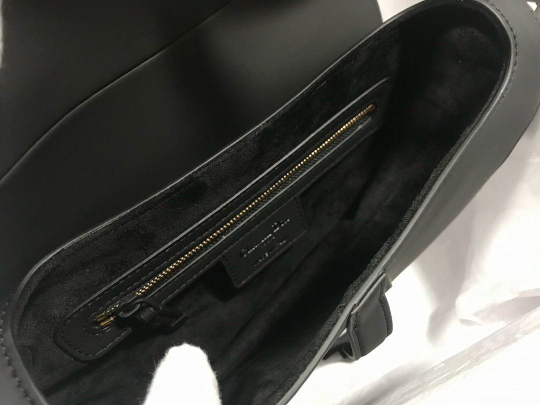 Bolsa Saddle Couro Preto Padrão Inclinado Bordado