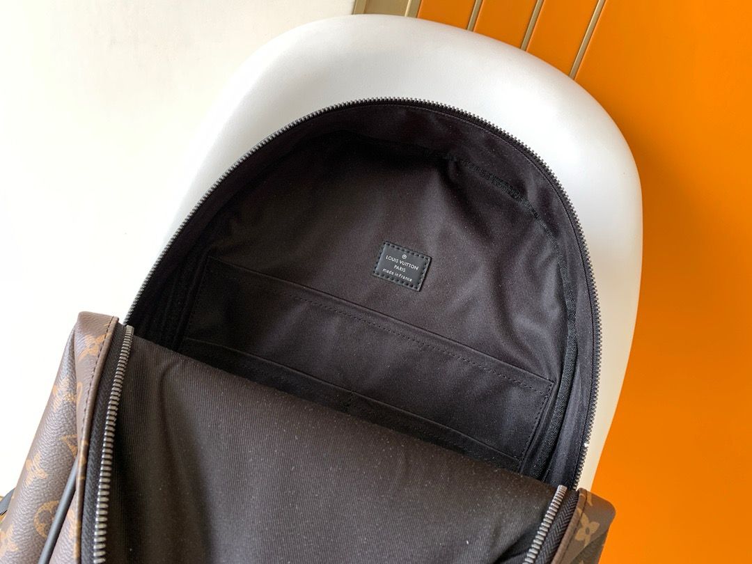 Mochila Padrão Monograma Geométrico Marrom Alças Ajustáveis