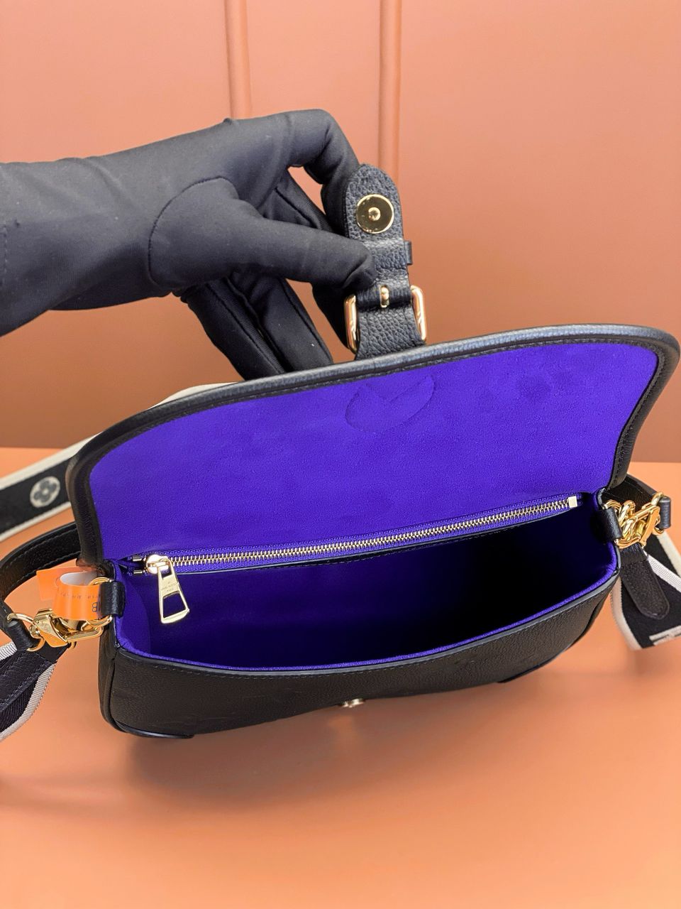 Bolsa Satchel Couro Padrão Monograma Embossado Preto