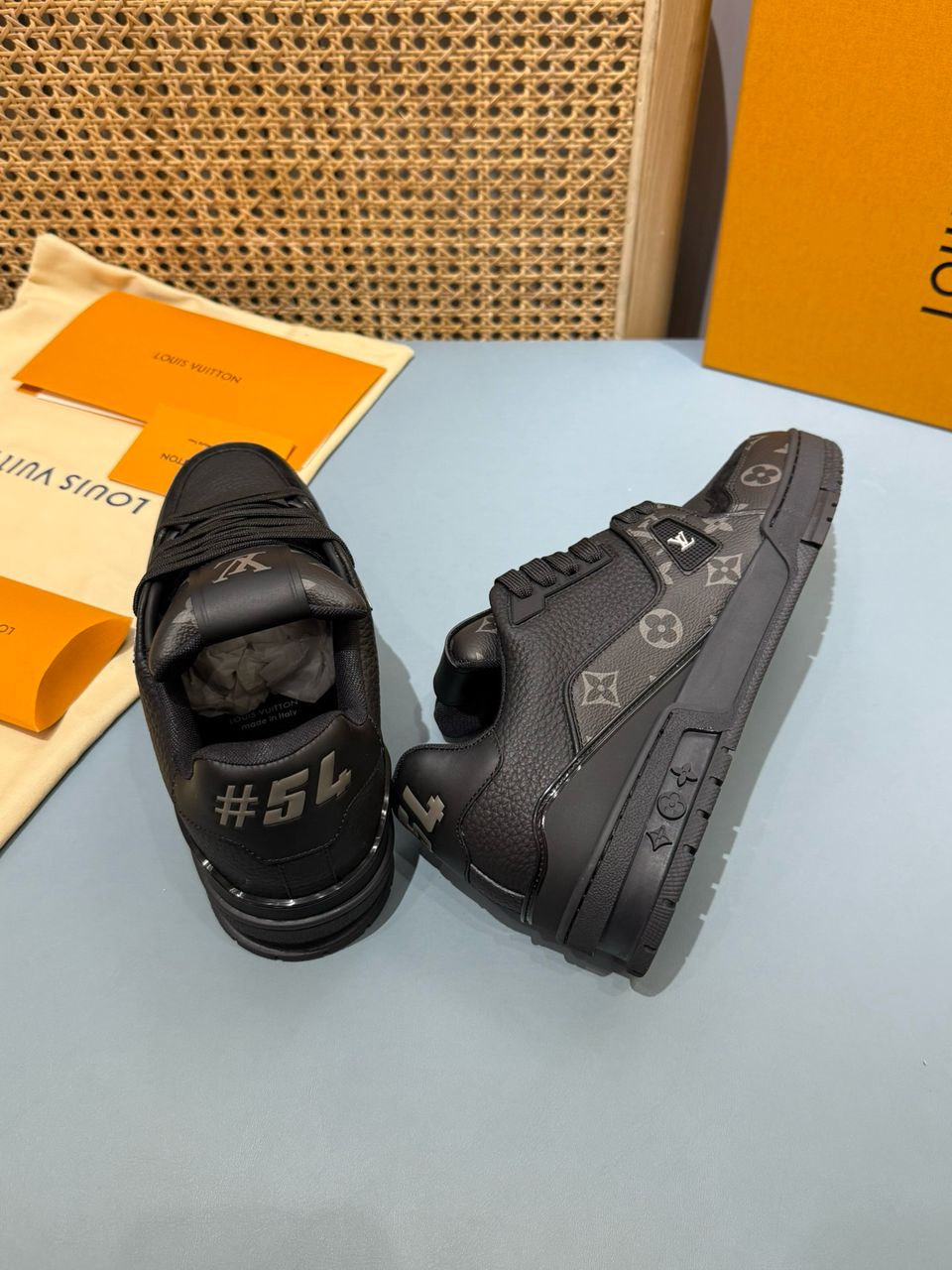 Tênis Casual Couro Preto Detalhe Lateral