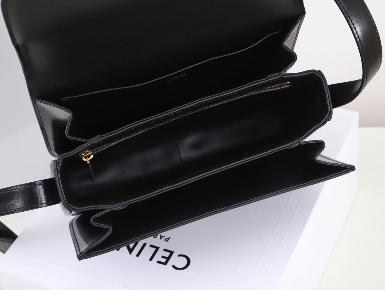 Bolsa Estruturada Couro Cinza Chumbo Fechamento Placa Retangular