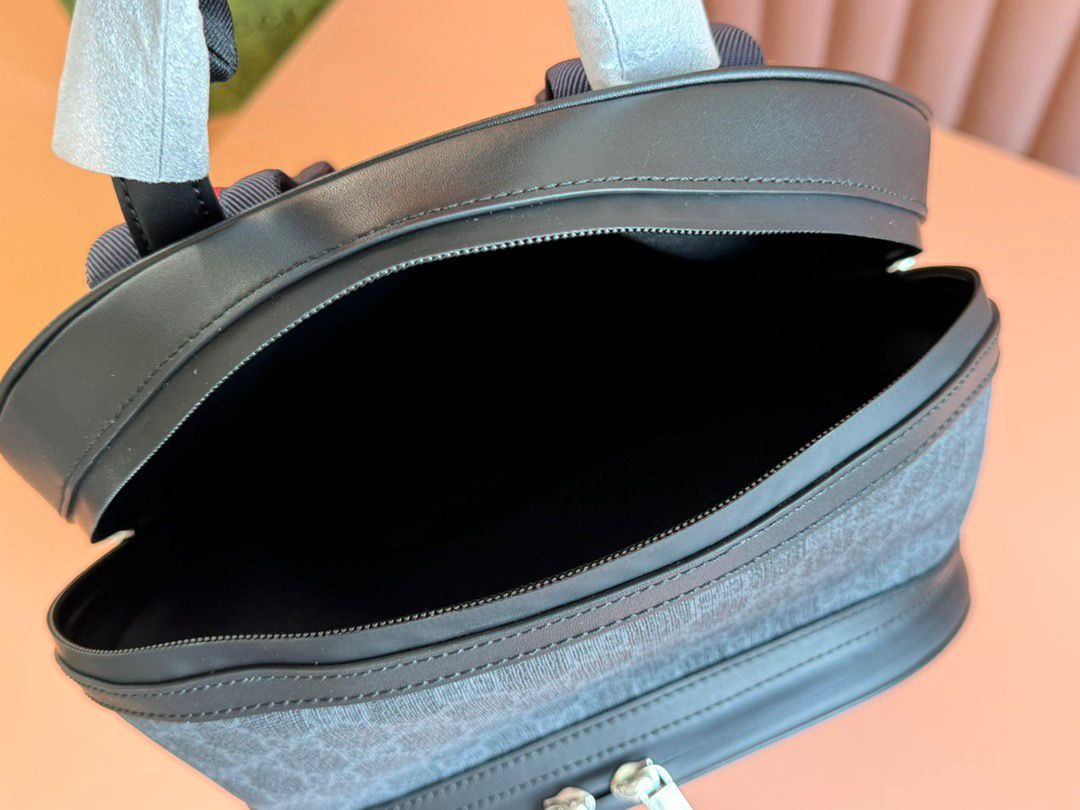 Mochila Couro Preto com Alças Ajustáveis