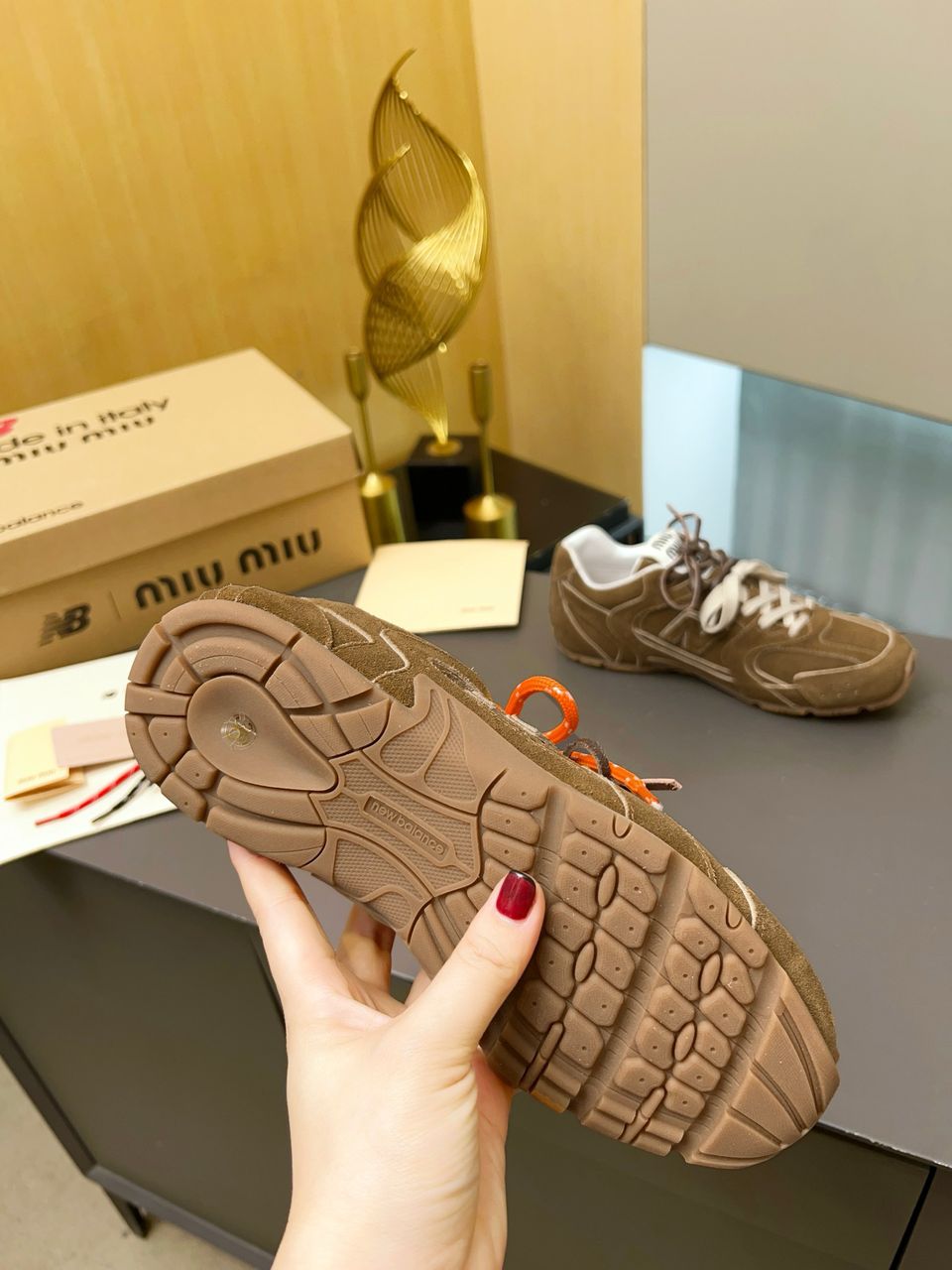 Tênis Runner Retro Tons Canela com Detalhes Contrastantes