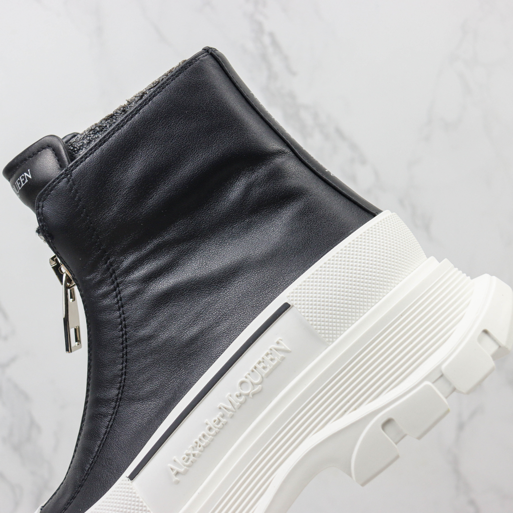 Bota Cano Médio Couro Preto Solado Branco com Zíper