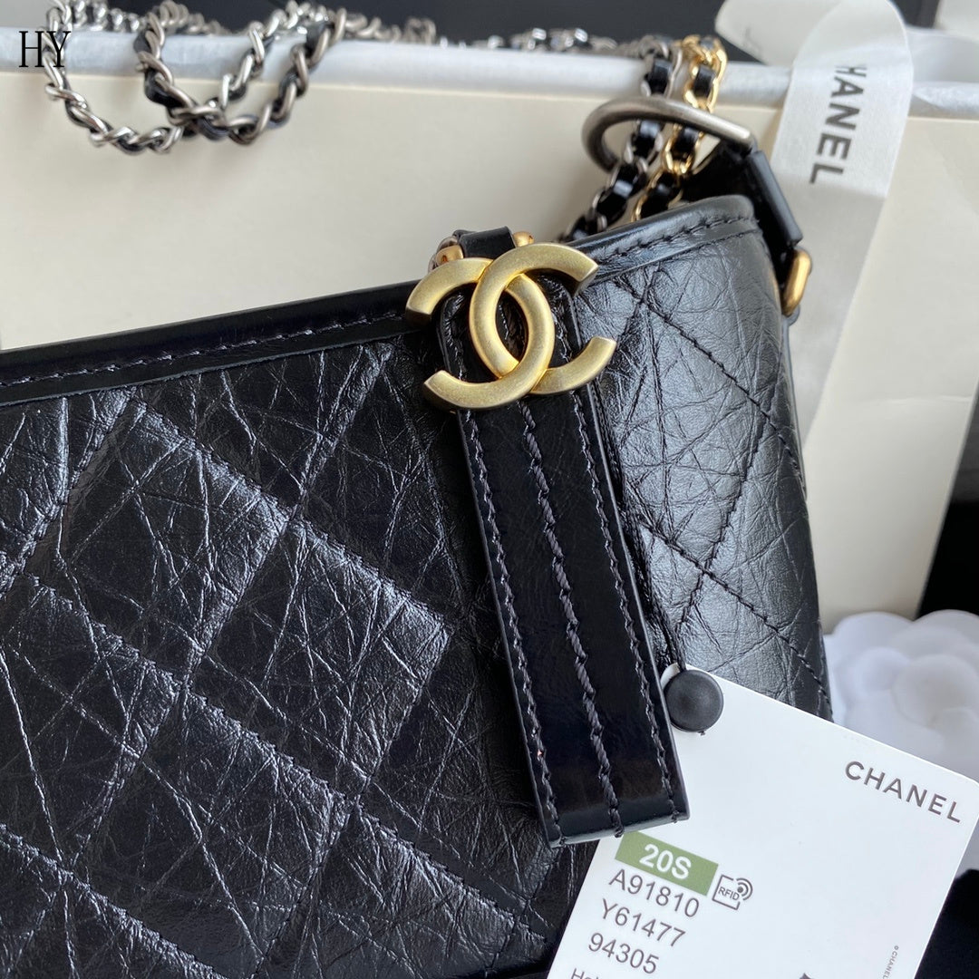 Bolsa Hobo Couro Preto Pequena com Alça Corrente
