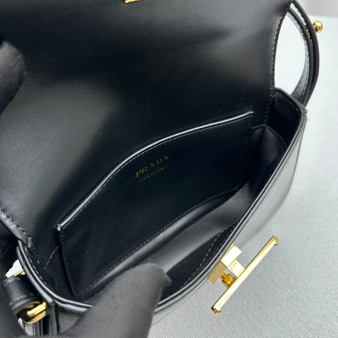 Bolsa Ombro Couro Estruturada Placa Triangular