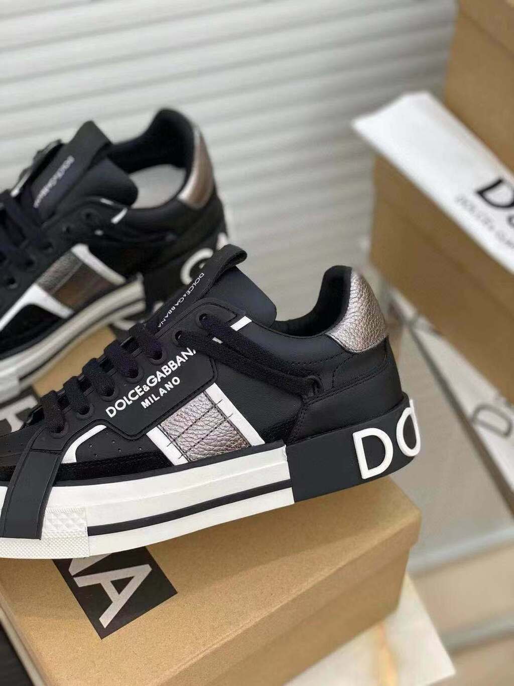 Tênis Couro Preto Detalhe Metálico Cano Baixo