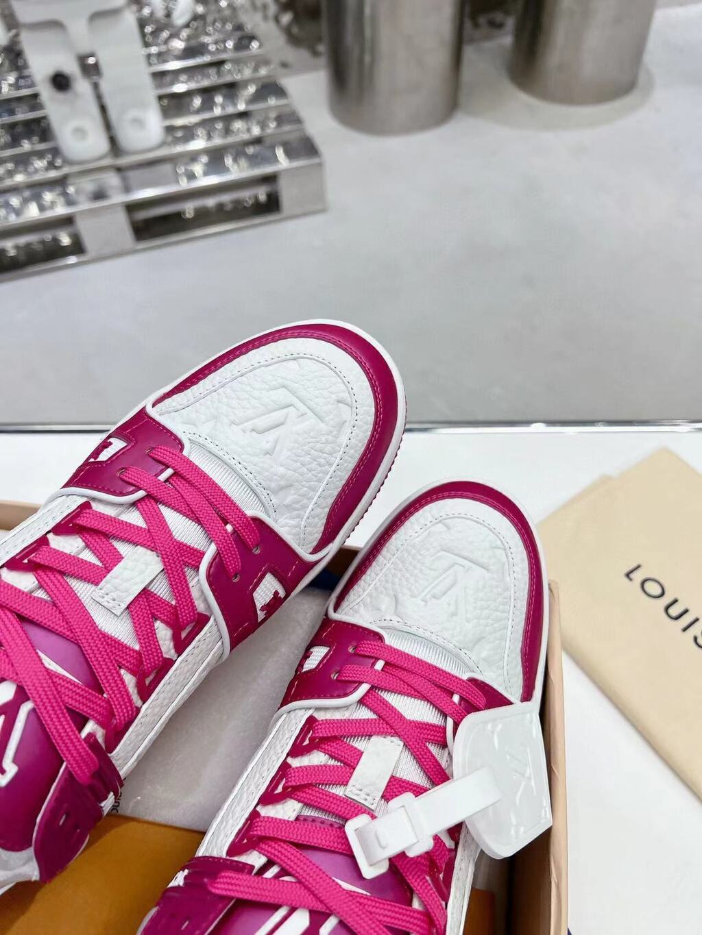 Tênis Couro Rosa e Branco Detalhes Geométricos