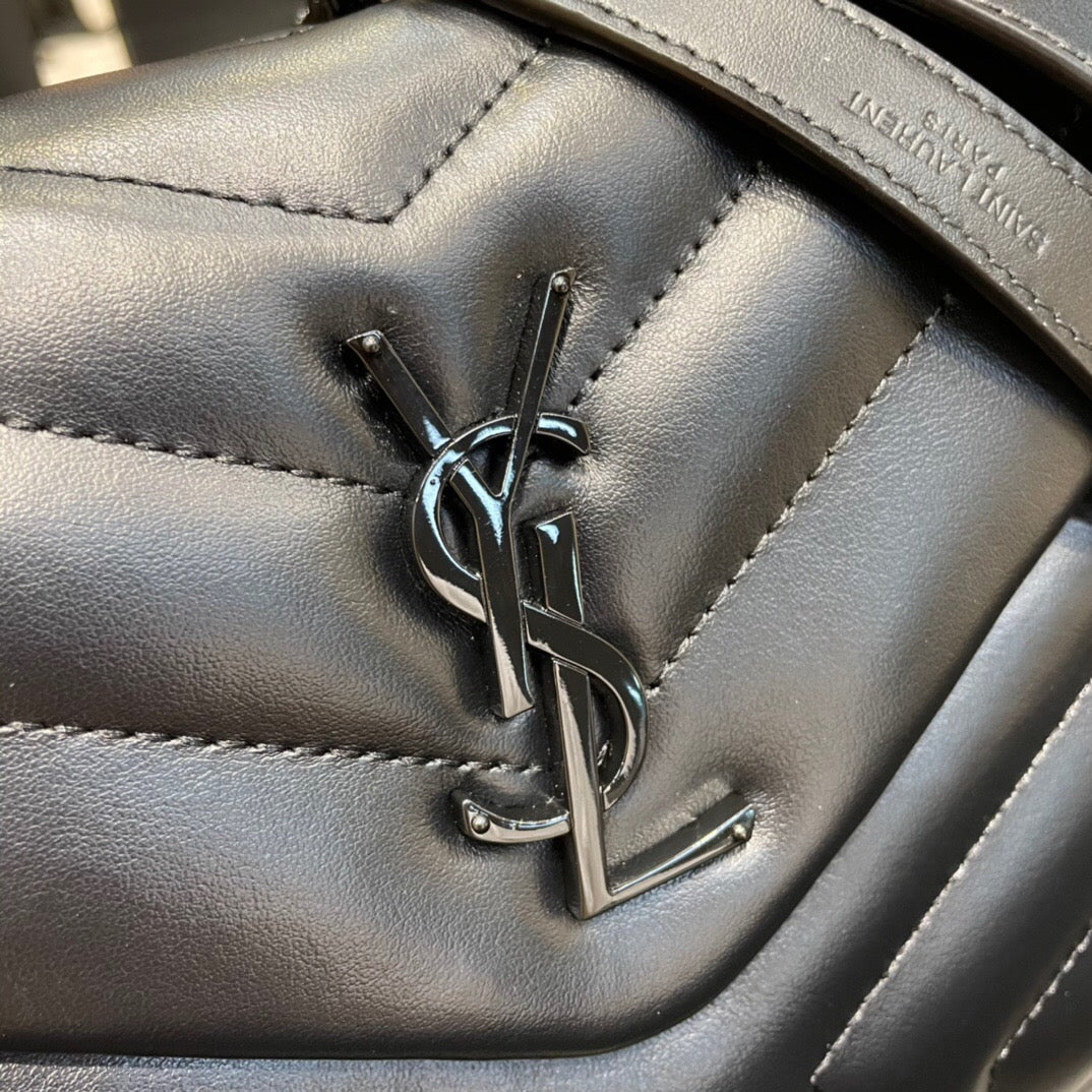 Bolsa Satchel Couro Preto Corrente Dourada