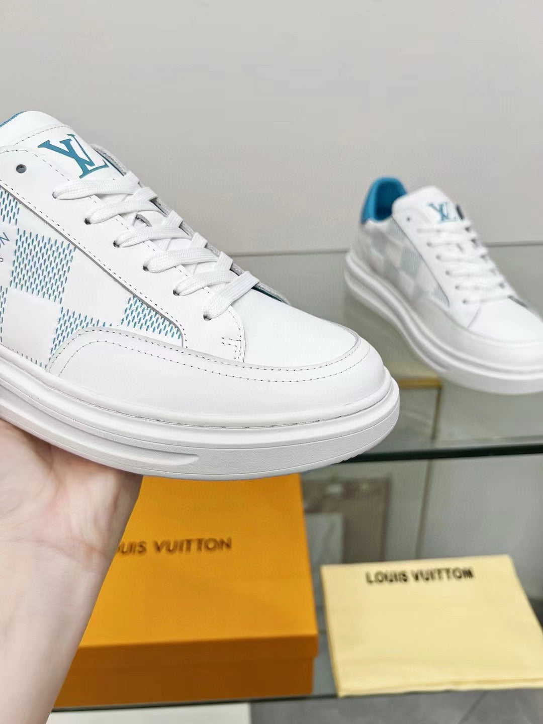 Tênis Couro Padrão Monograma Geométrico Marrom e Bege