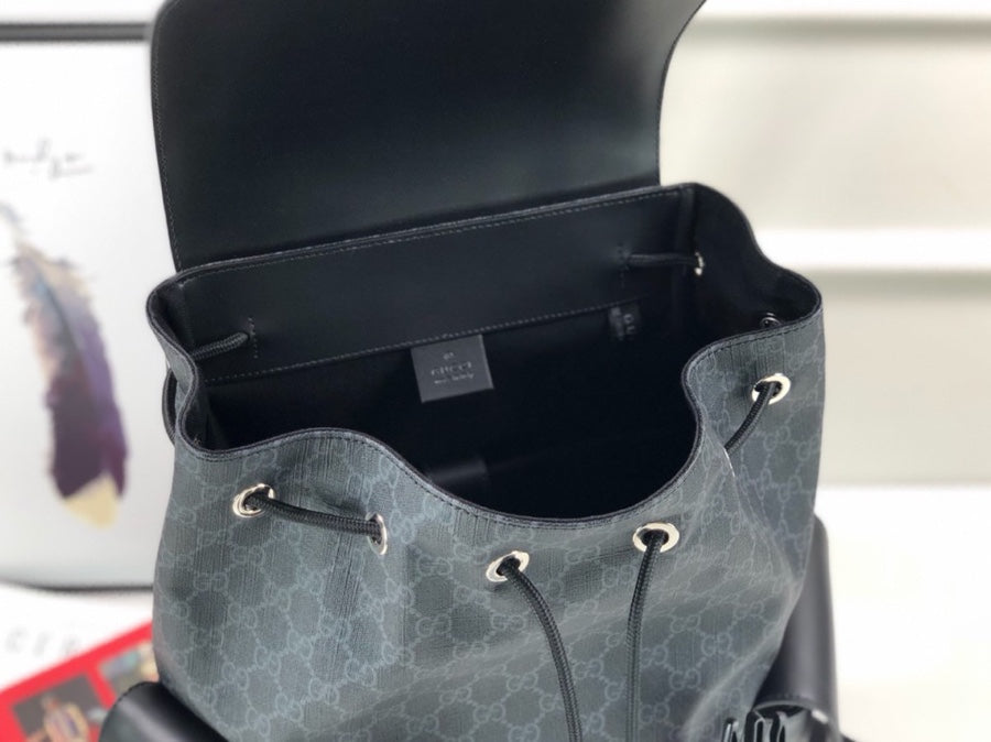 Mochila Couro Padrão Letras Entrelaçadas