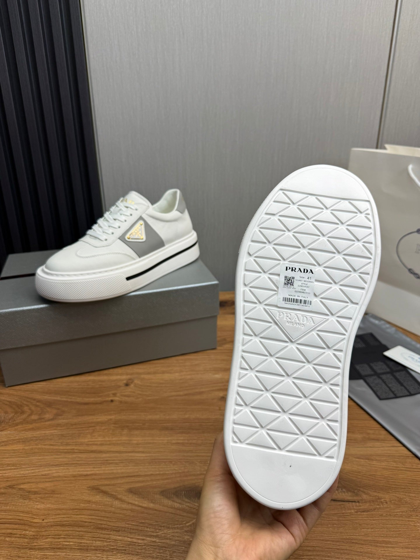 Tênis Couro Cano Baixo Branco Detalhes Minimalistas