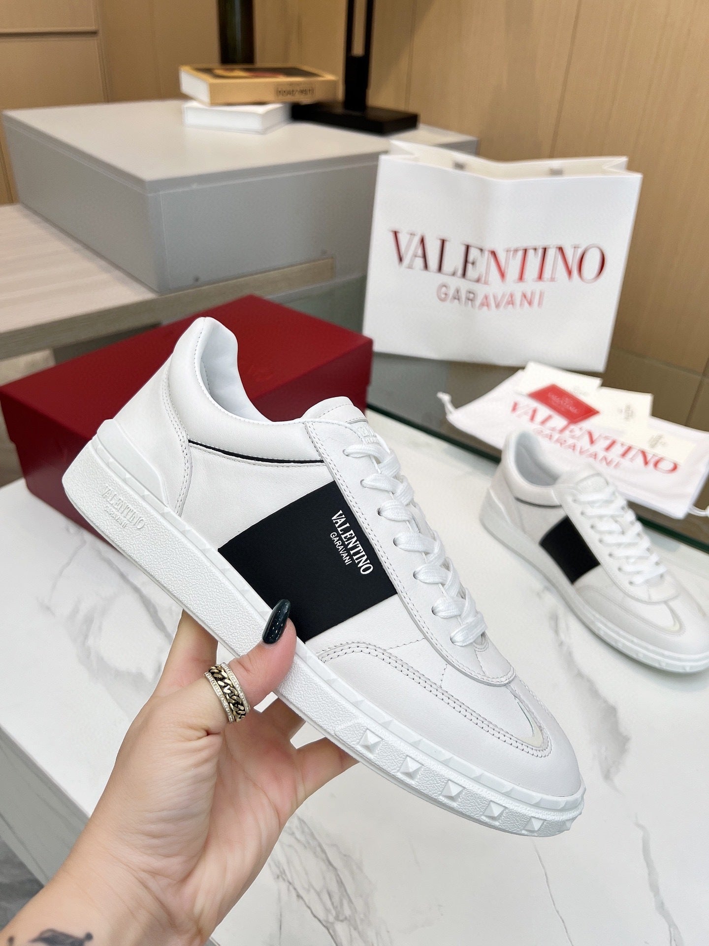 Tênis Couro Cano Alto Branco com Detalhe Lateral