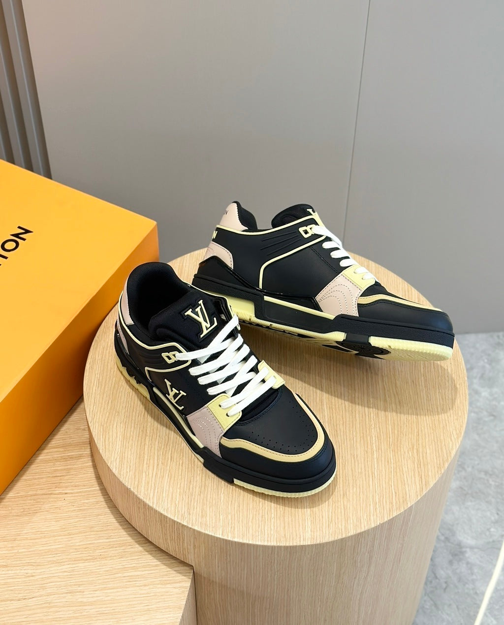 Tênis Casual Couro Branco Preto Amarelo