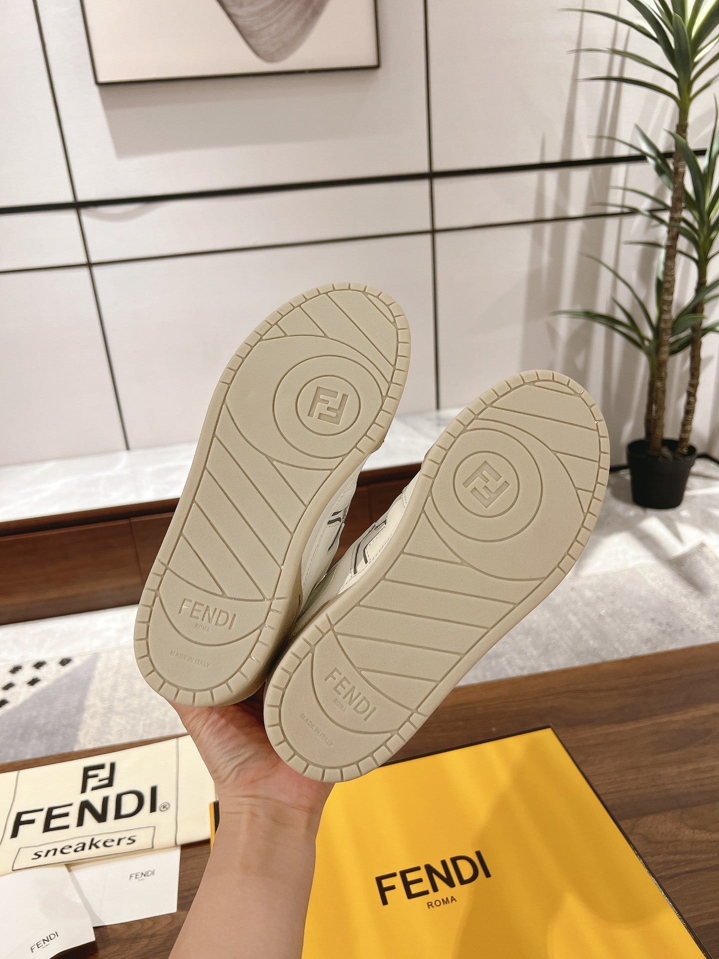 Tênis Couro Branco com Letras F Espelhadas