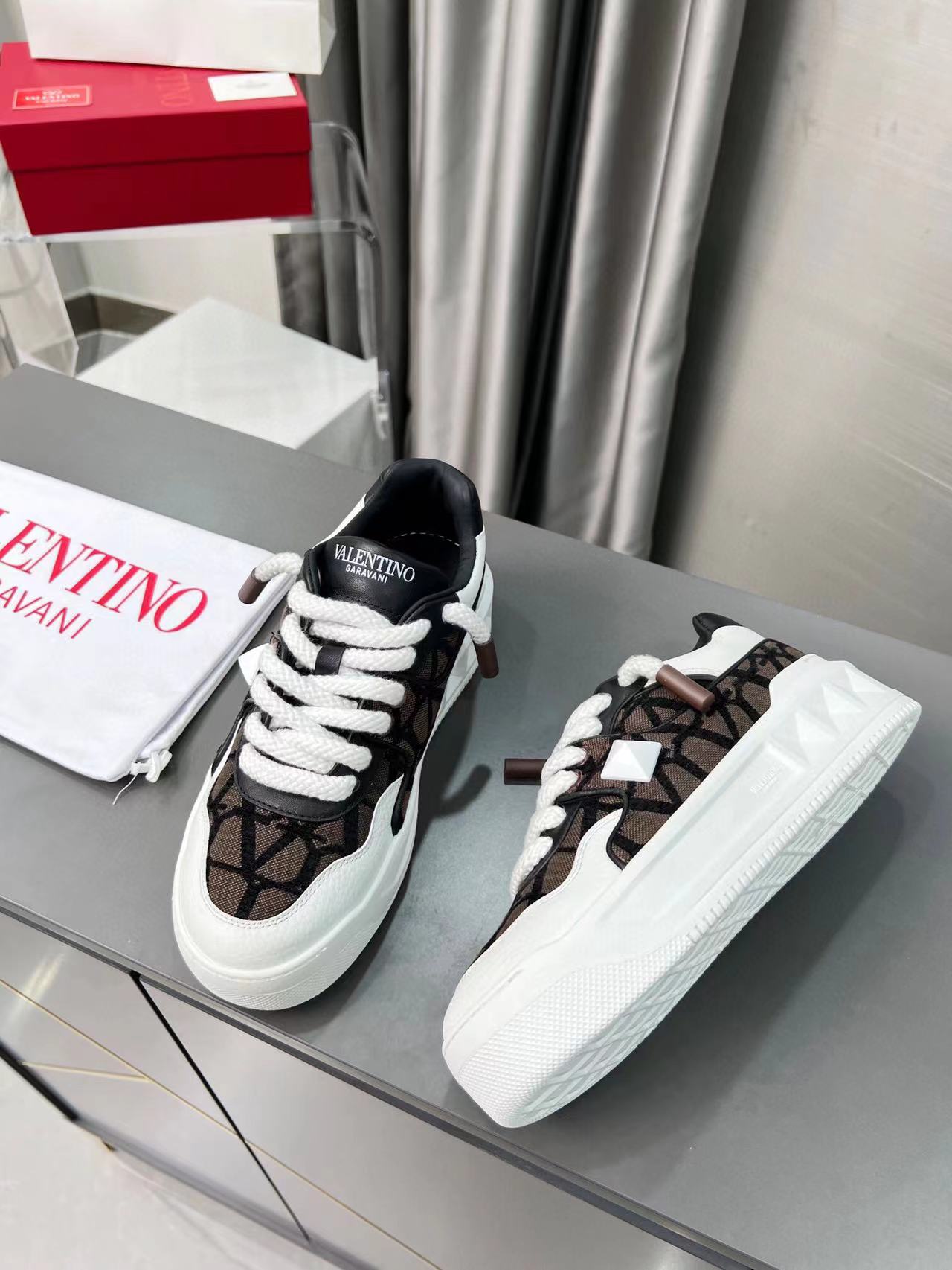 Tênis Couro Marrom Solado Branco Detalhe Prata