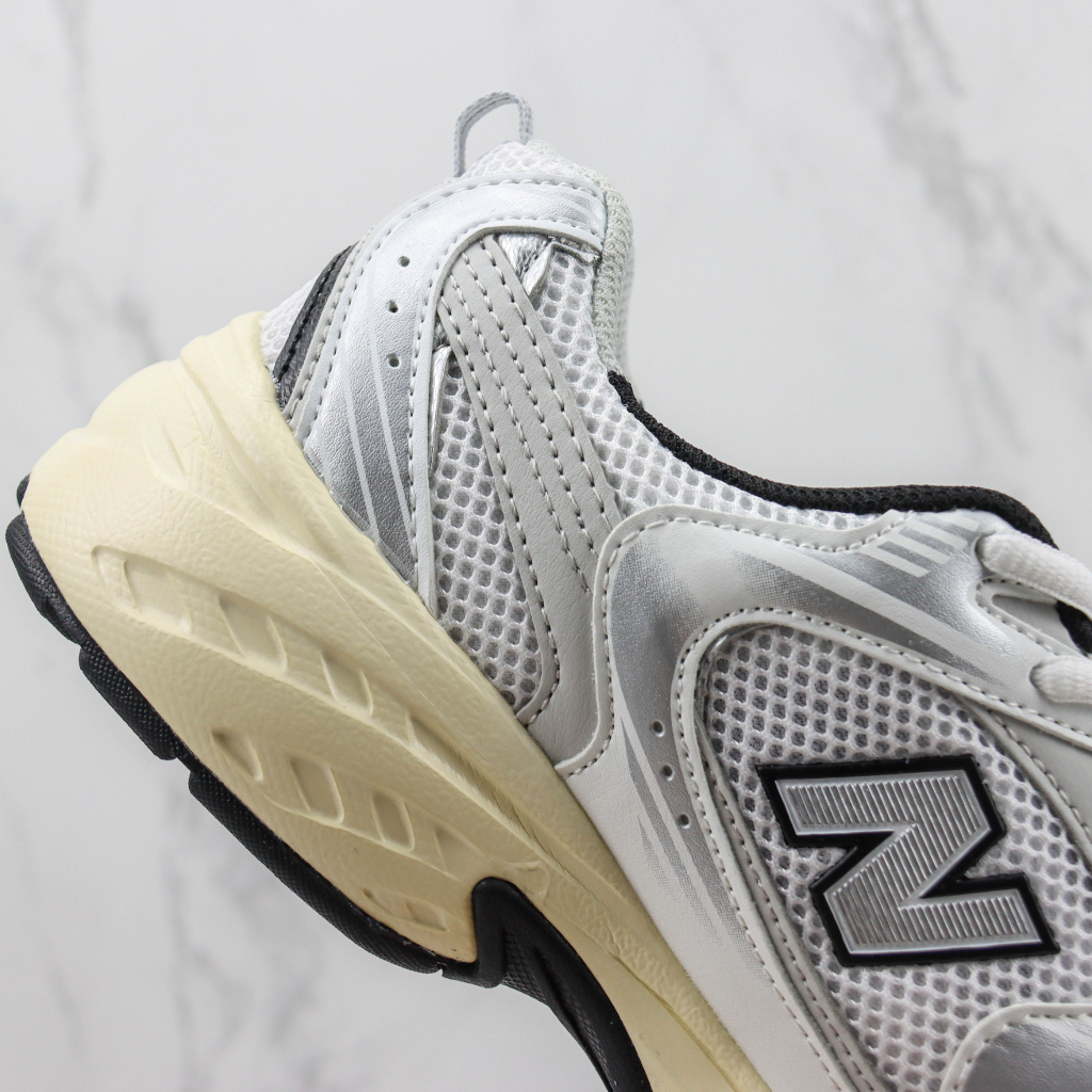 Tênis Runner Malha Branco Off-Branco Detalhes Contrastantes