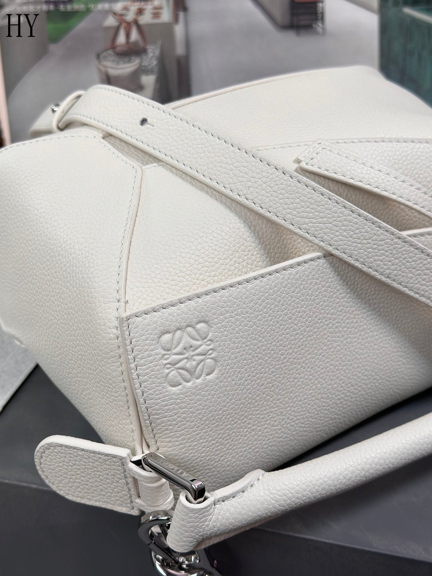 Bolsa Estruturada Couro Branco Patchwork Geométrico